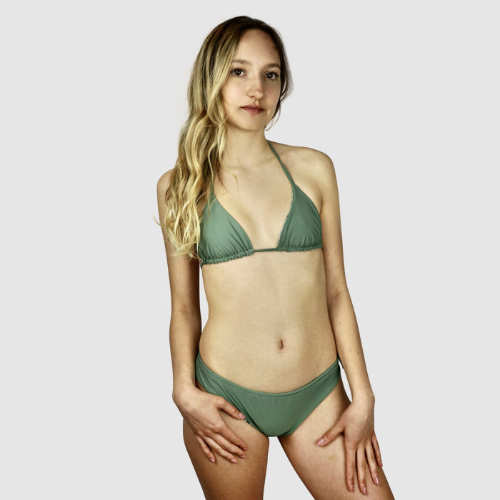 Frau in Bikini aus nachhaltigem Material, speziell geeignet zum Surfen
