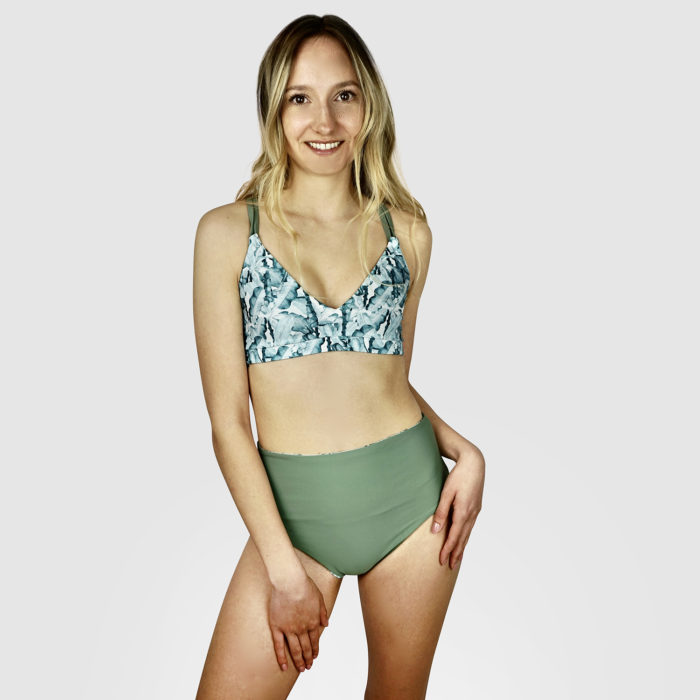Frau in Bikini aus nachhaltigem Material, speziell geeignet zum Surfen