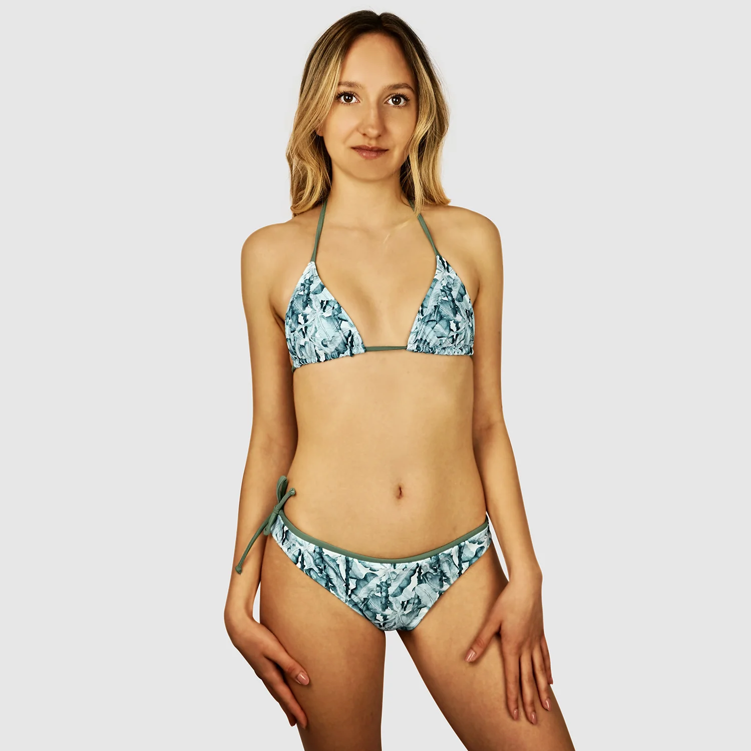 Model in grünem Bikini aus nachhaltigem Material