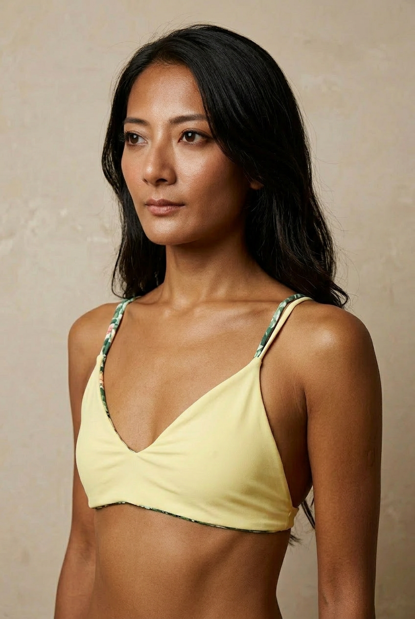 Demalou_Bikinis_close_up_of_the_upper_body_of_the_model_exact_same_bikini_d1953d59-8e49-405d-bb55-3272b9237cef